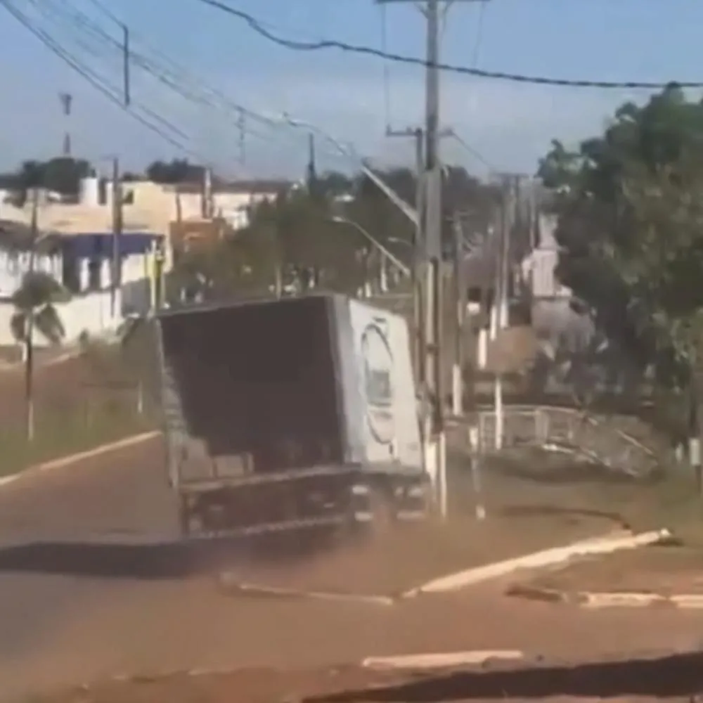 Caminhão perde os freios, desce avenida e bate em poste em Nova Maringá