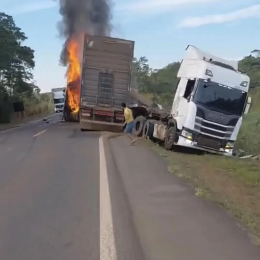 Vídeo mostra carretas em chamas após colisão frontal na BR-364