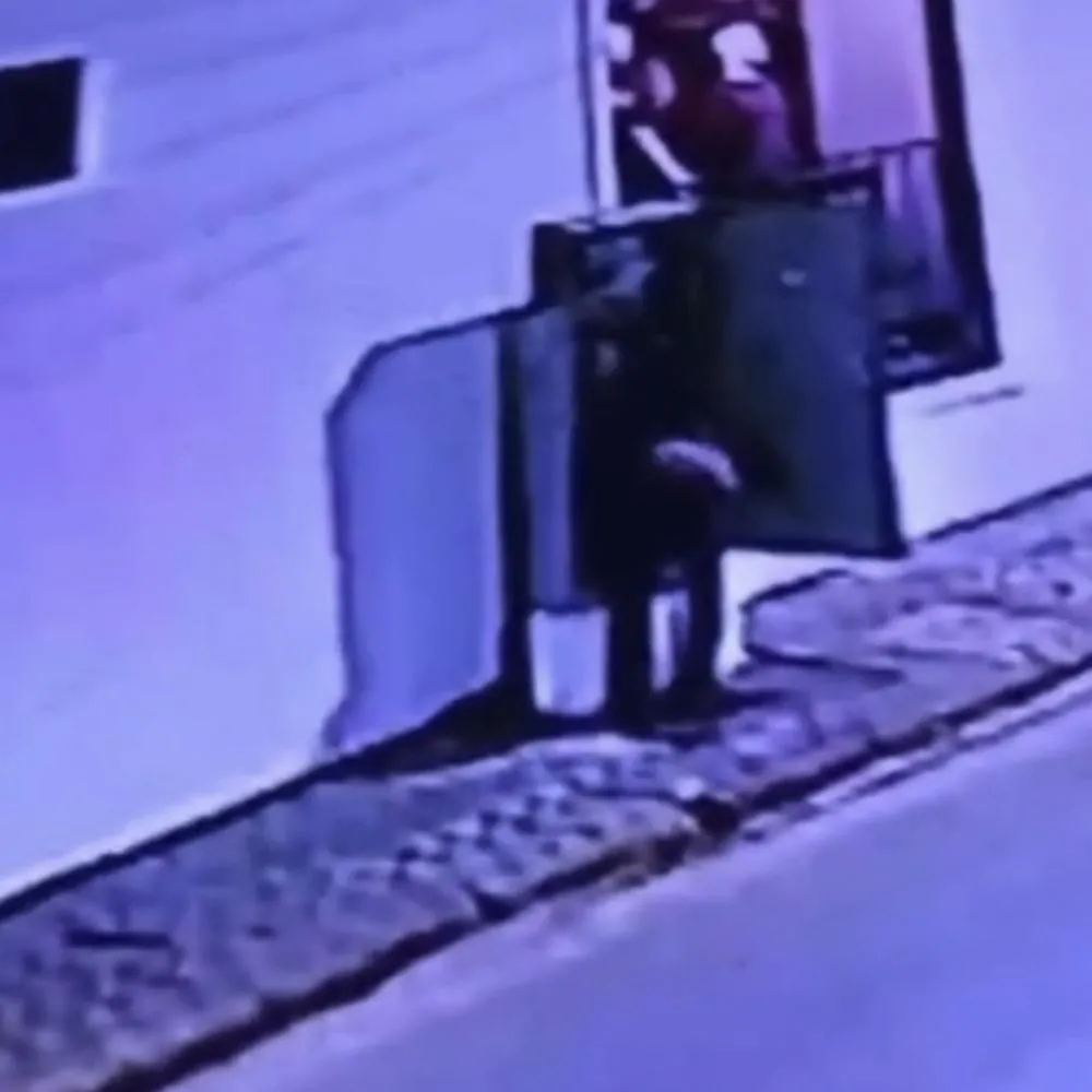 Vídeo mostra homem furtando fios de central telefônica no Centro de Cuiabá