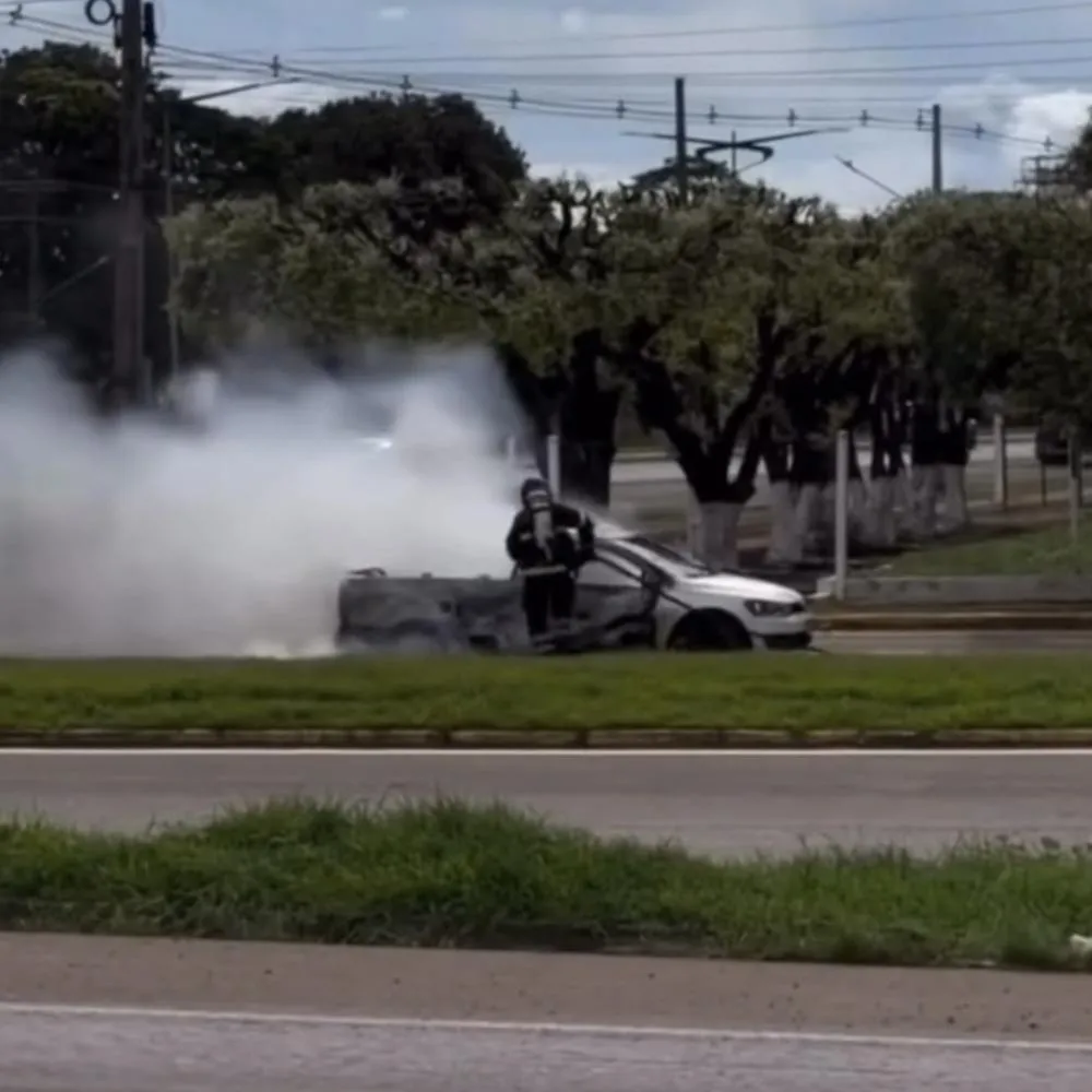 Picape pega fogo e fica completamente destruída em Lucas do Rio Verde