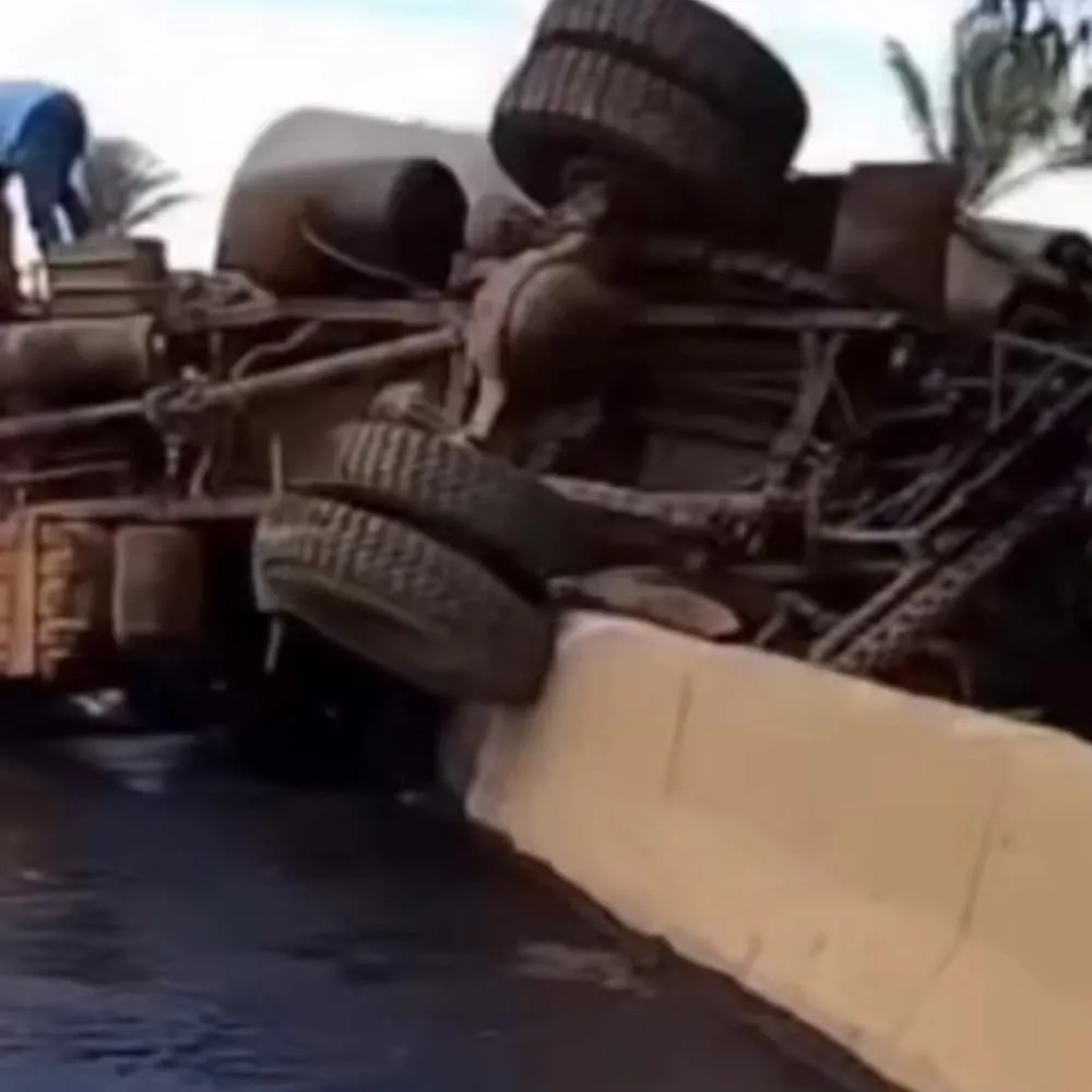 Caminhão com piche tomba sobre ponte e contamina rio de Colniza