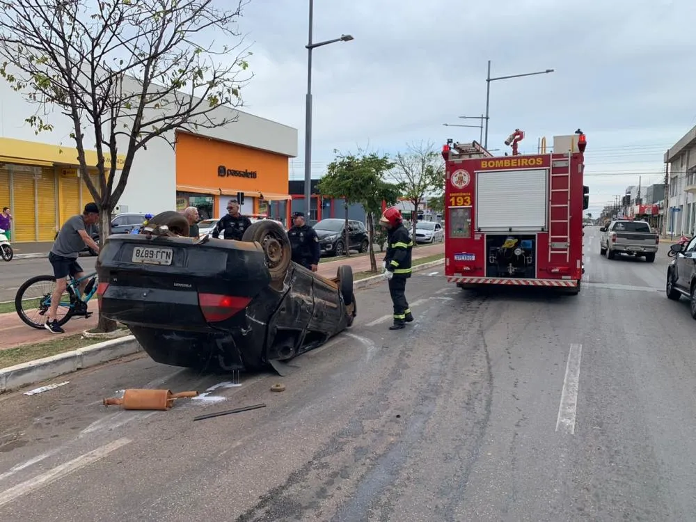 Carro capota e ocupantes fogem antes da chegada dos bombeiros em Primavera do Leste