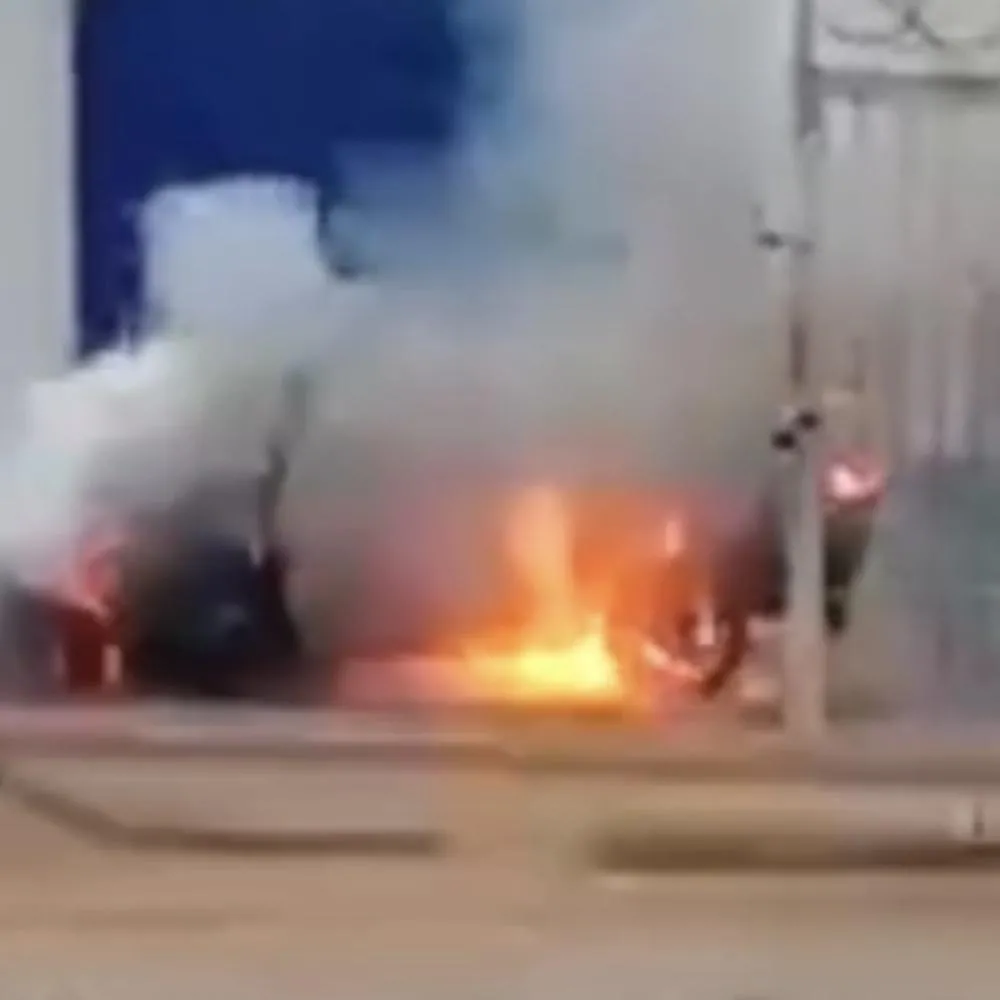 Carro pega fogo e fica completamente destruído em Sorriso