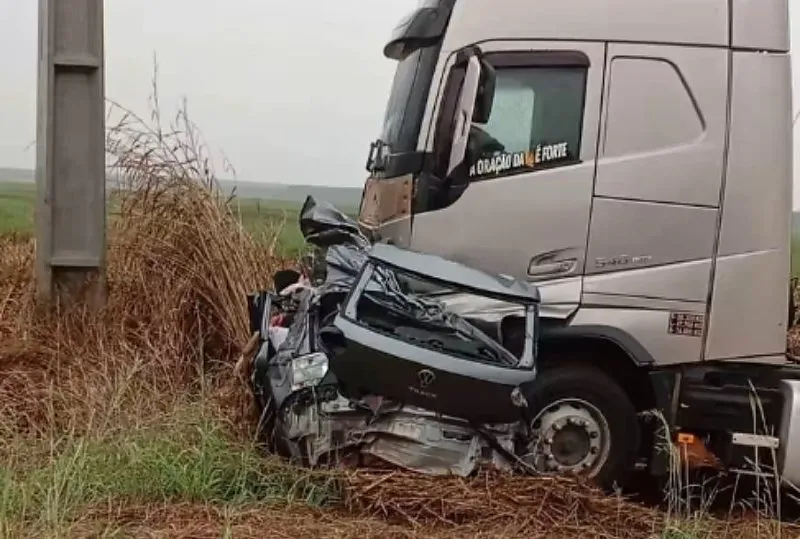 Colisão entre Polo e carreta deixa três mortos na MT-235, em Nova Mutum