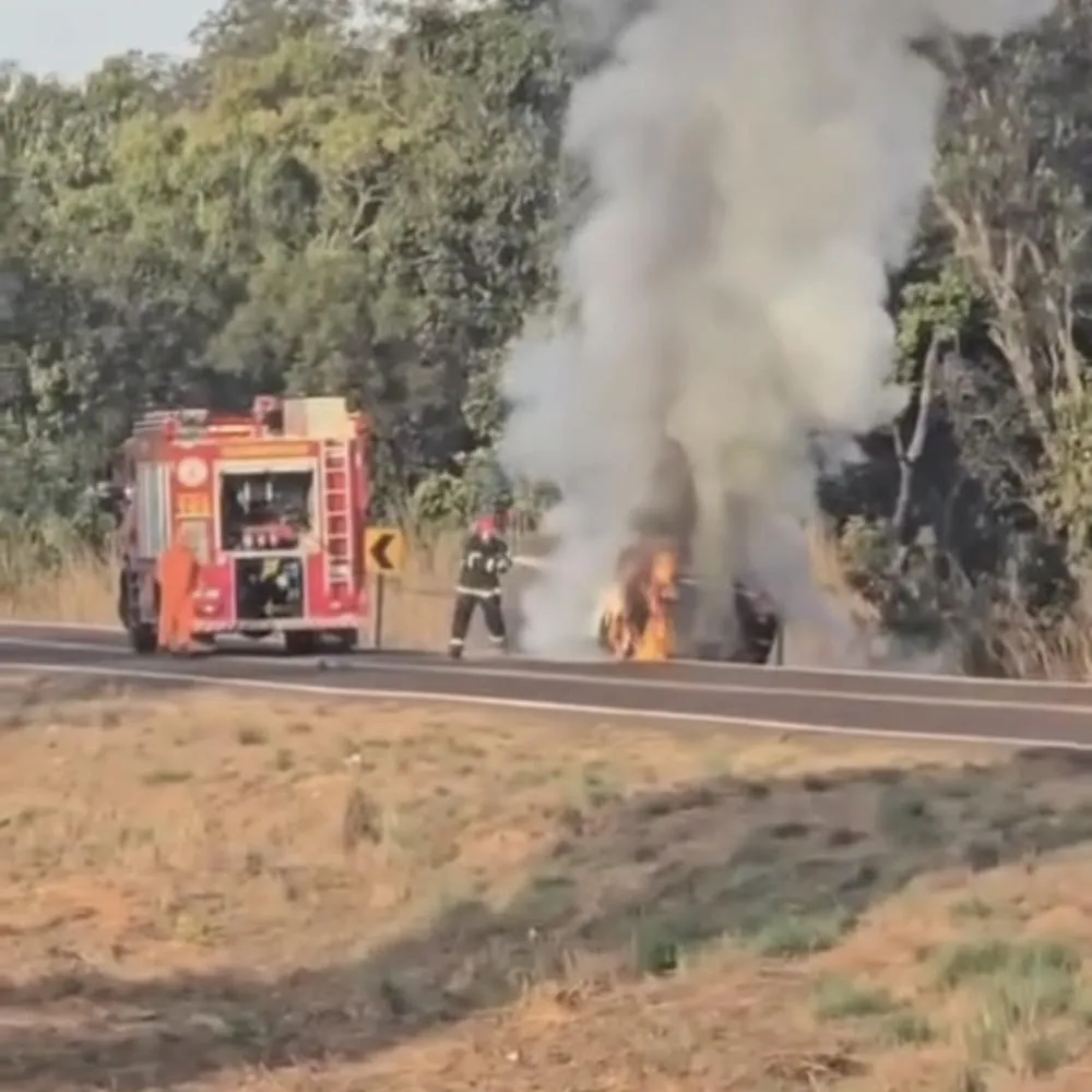 Veículo pega fogo na BR-158 entre Água Boa e Nova Xavantina