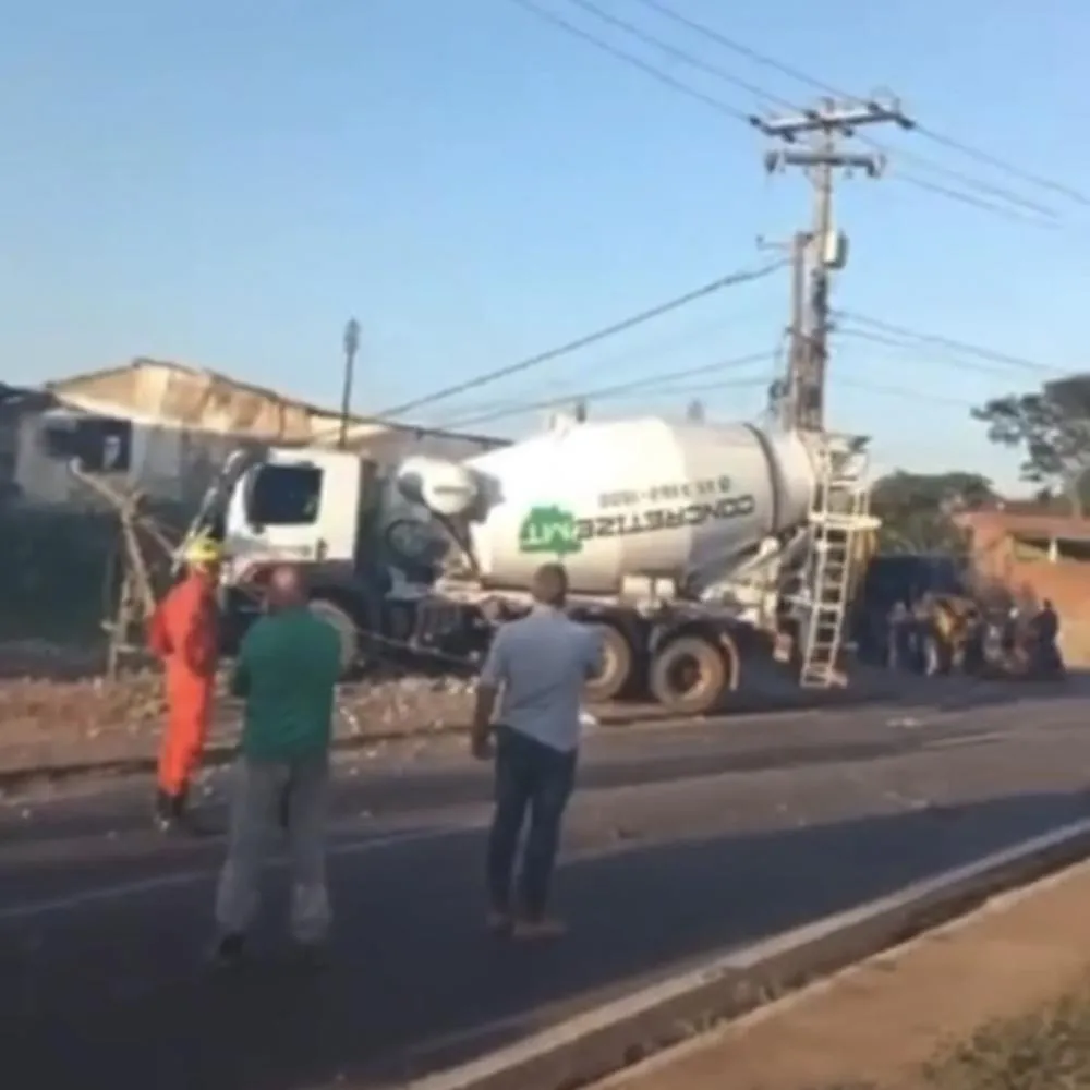 Caminhão betoneira derruba poste e interdita avenida em Várzea Grande