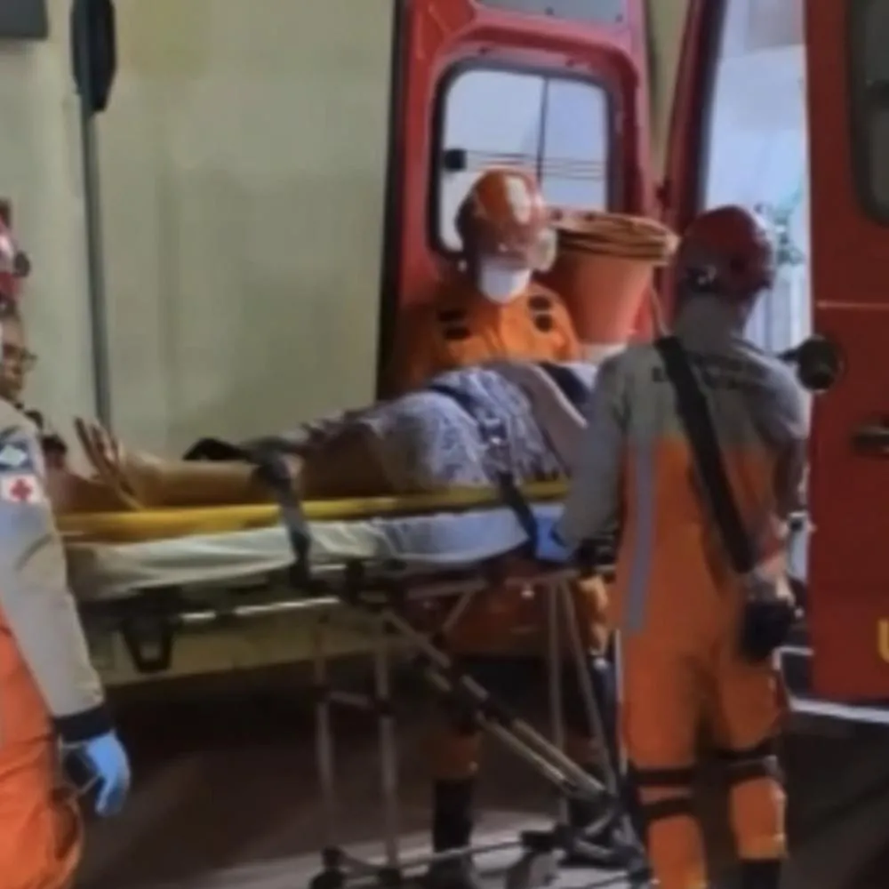 Carro atinge bicicleta elétrica e deixa avó e neta feridas em Cáceres