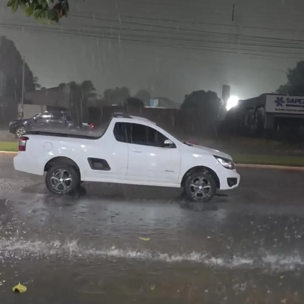 Chuva forte surpreende moradores de Sapezal durante período de estiagem