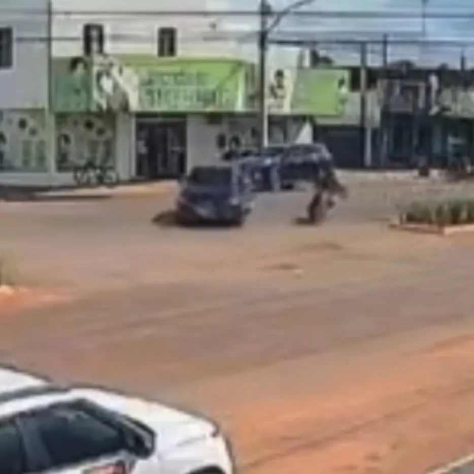 Motociclista é arremessado após ser atingido por picape em São José do Rio Claro