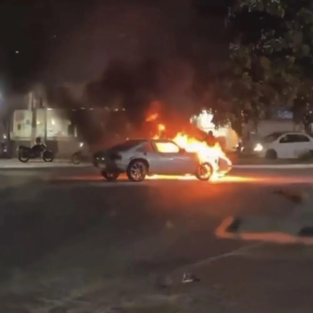 Carro pega fogo e mobiliza Corpo de Bombeiros no CPA 4, em Cuiabá