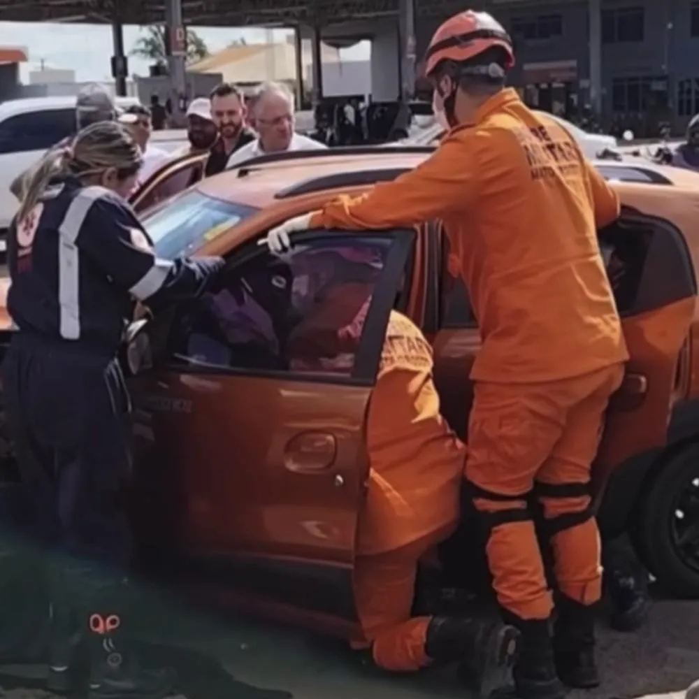 Mulher fica presa às ferragens após colisão entre carro e caminhão em Juína