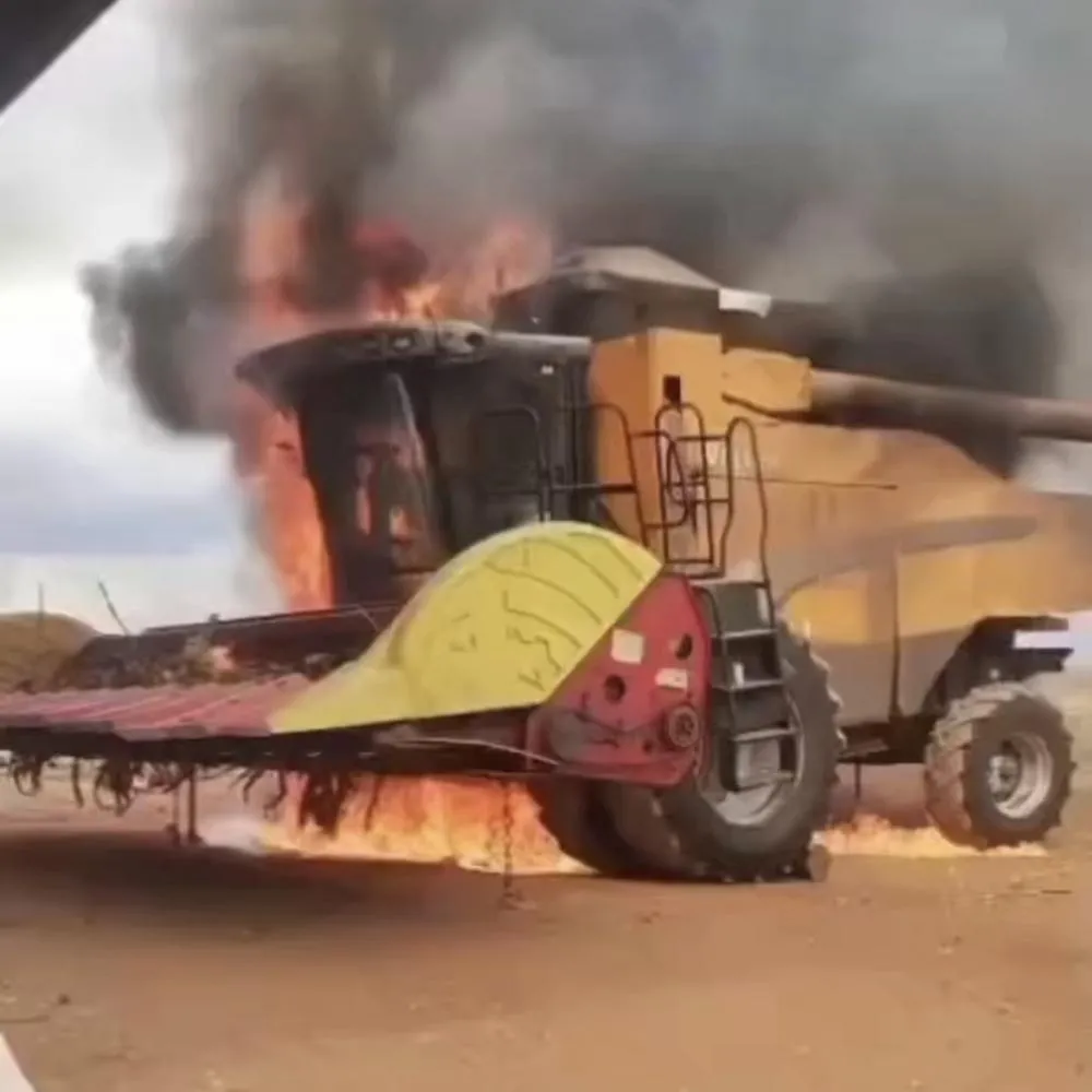 Colheitadeira é destruída por incêndio em propriedade rural de Cláudia