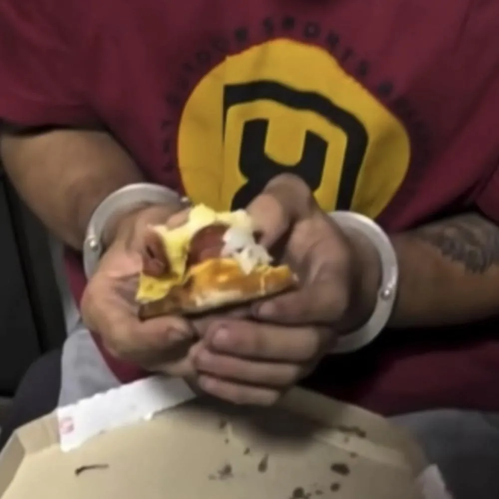 Vídeo de homem sob custódia comendo pizza viraliza em Cuiabá