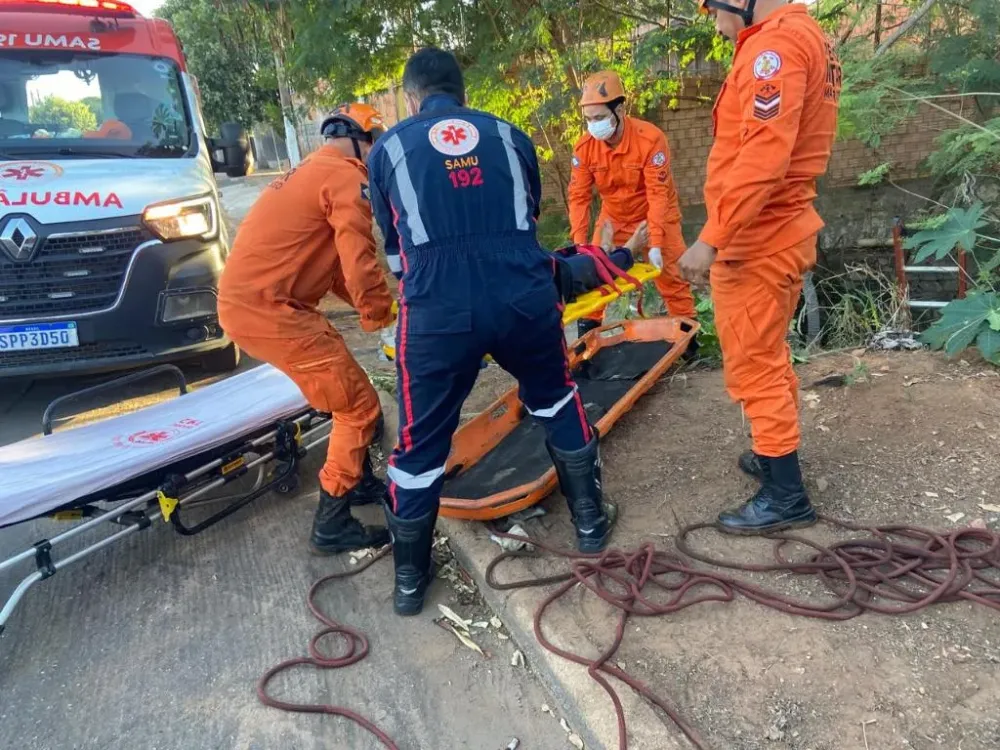 Homem cai em rede pluvial e é resgatado pelos bombeiros em Rondonópolis