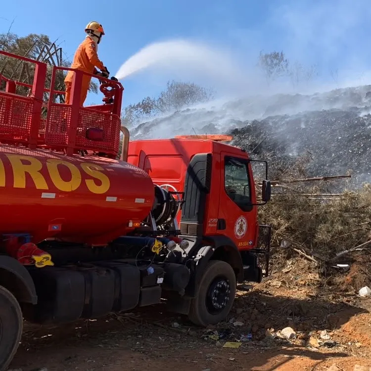 Incêndio no aterro sanitário de Primavera do Leste entra no quinto dia de combate