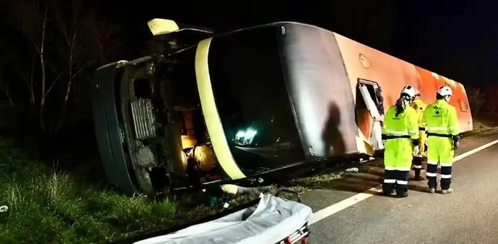 Ônibus tomba na BR-163 em Nova Mutum e deixa nove passageiros feridos