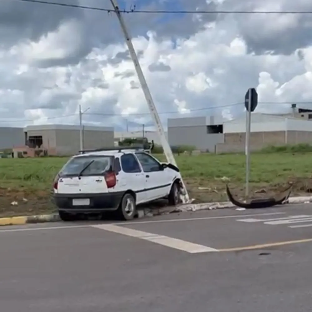 Carros colidem e um veículo tomba, mas não deixa feridos graves
