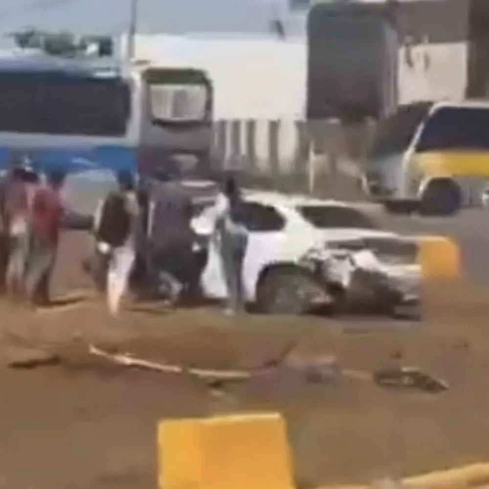 Carro atinge rotatória e motorista é encaminhado ao hospital em Lucas do Rio Verde