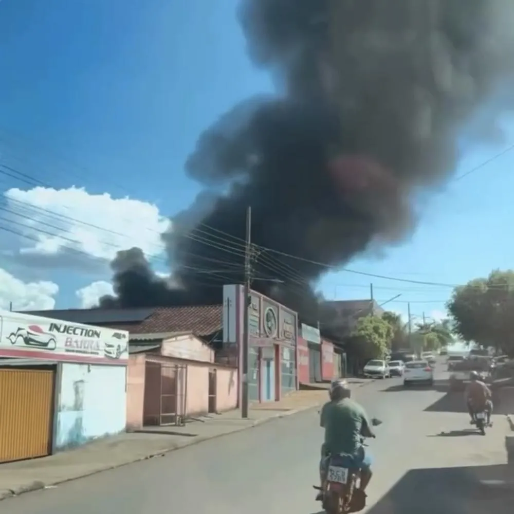 Incêndio de grandes proporções atinge ferro-velho em Barra do Garças