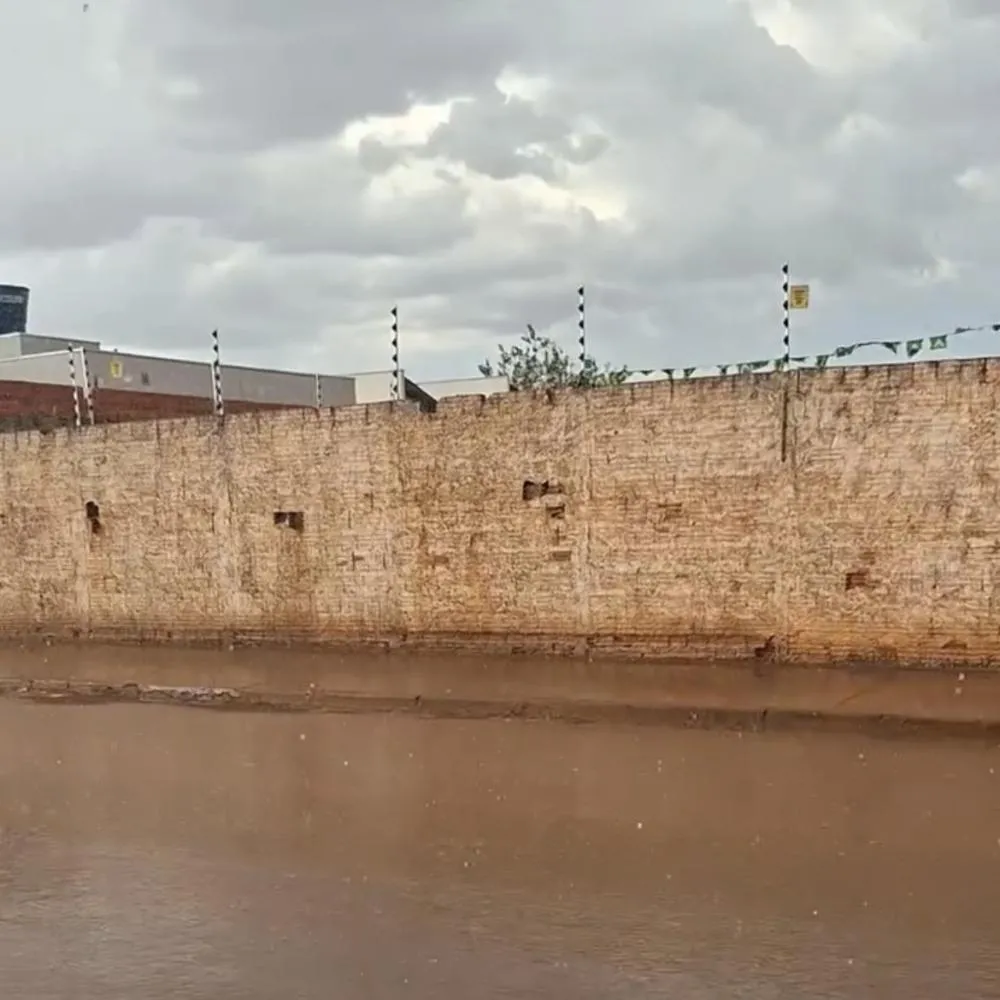 Morador comemora chuva em Várzea Grande após dias de calor e falta de água