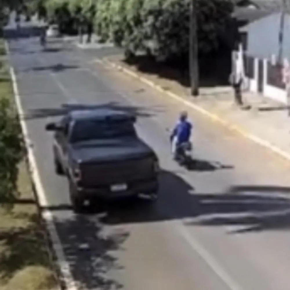 Motociclista é arremessado após carro invadir cruzamento em Sorriso