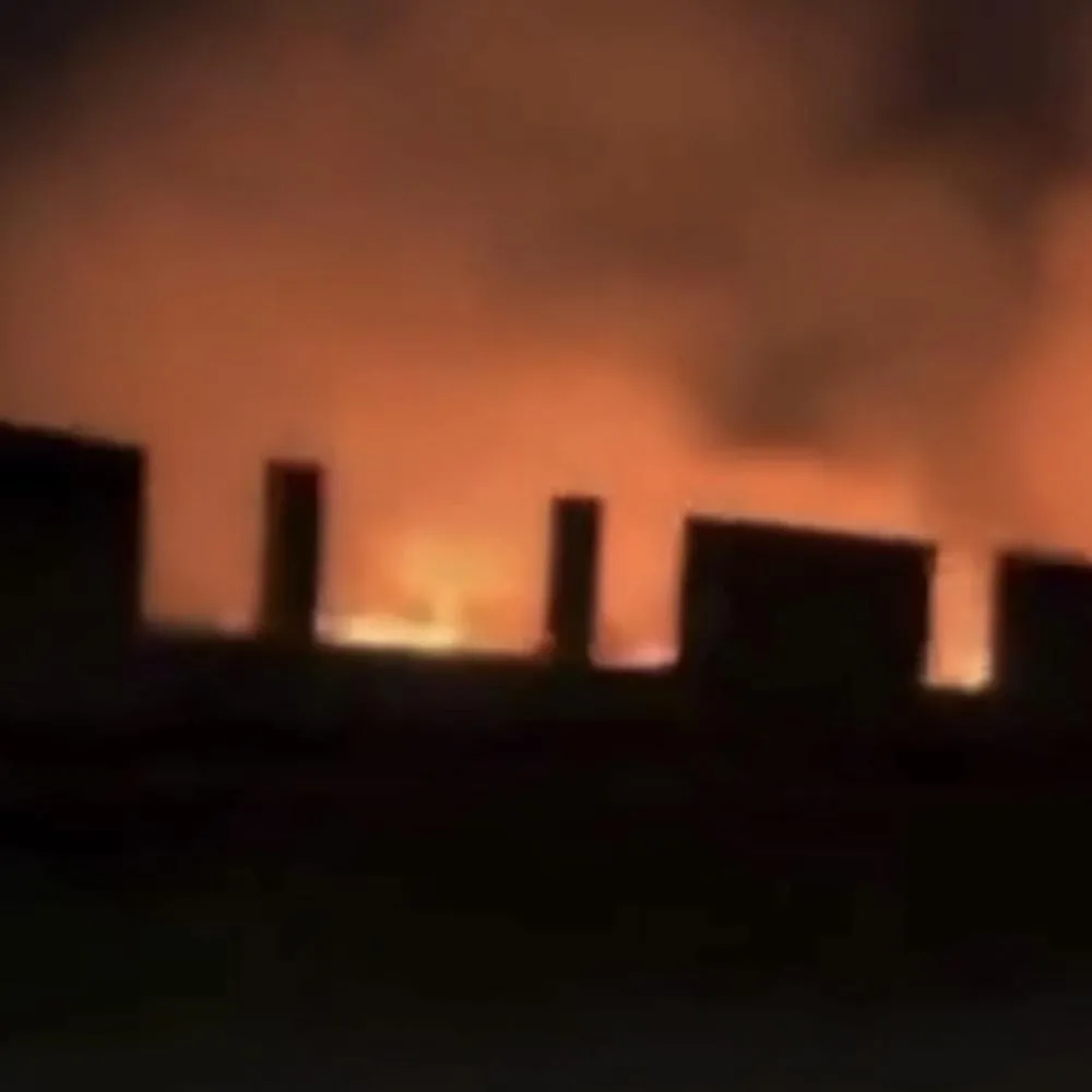 Bombeiros controlam incêndio em lote vago durante a madrugada em Querência
