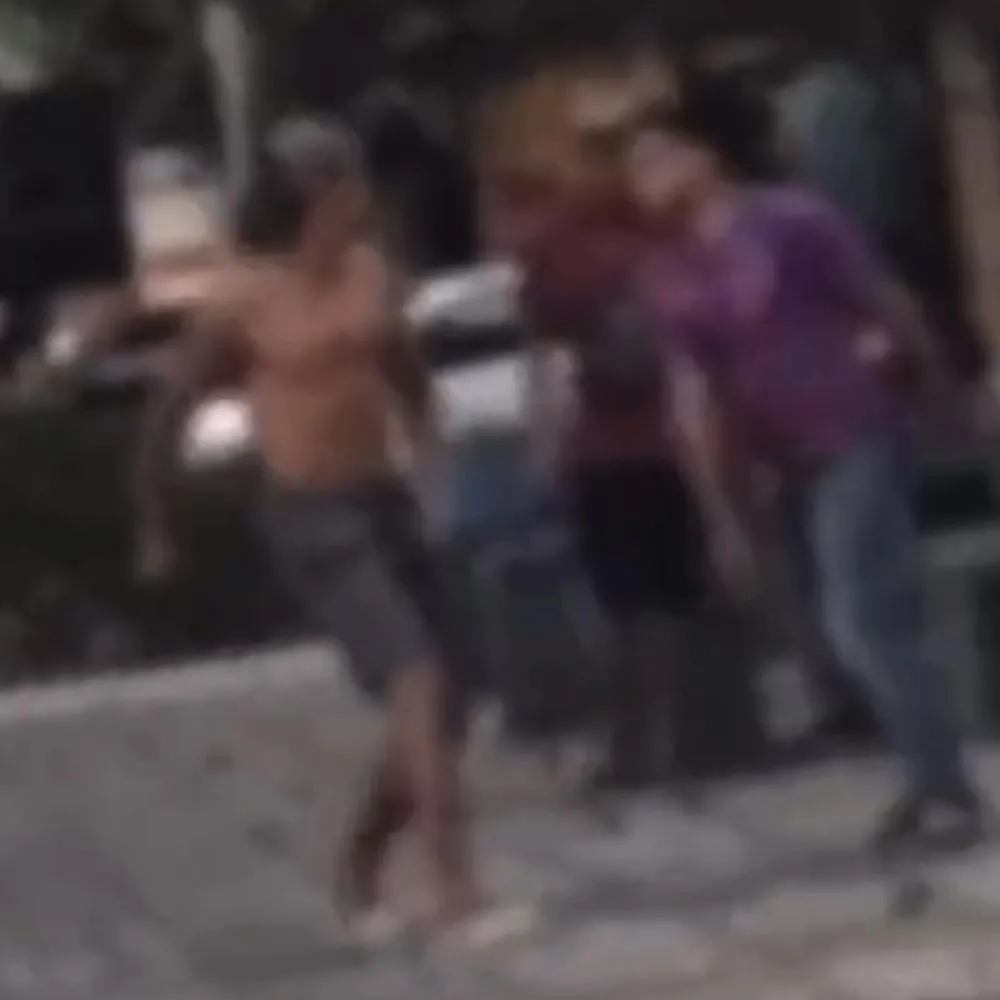 Briga entre dois homens chama atenção na Praça da Saudade em Rondonópolis