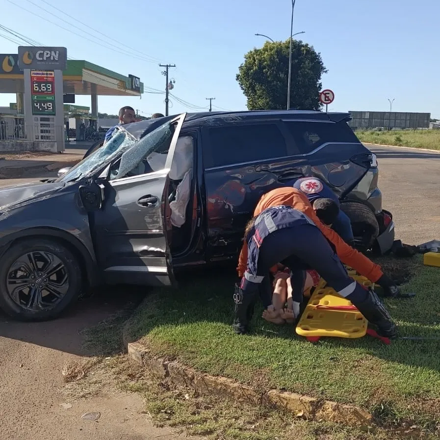 Gestante é socorrida após capotamento em Primavera do Leste