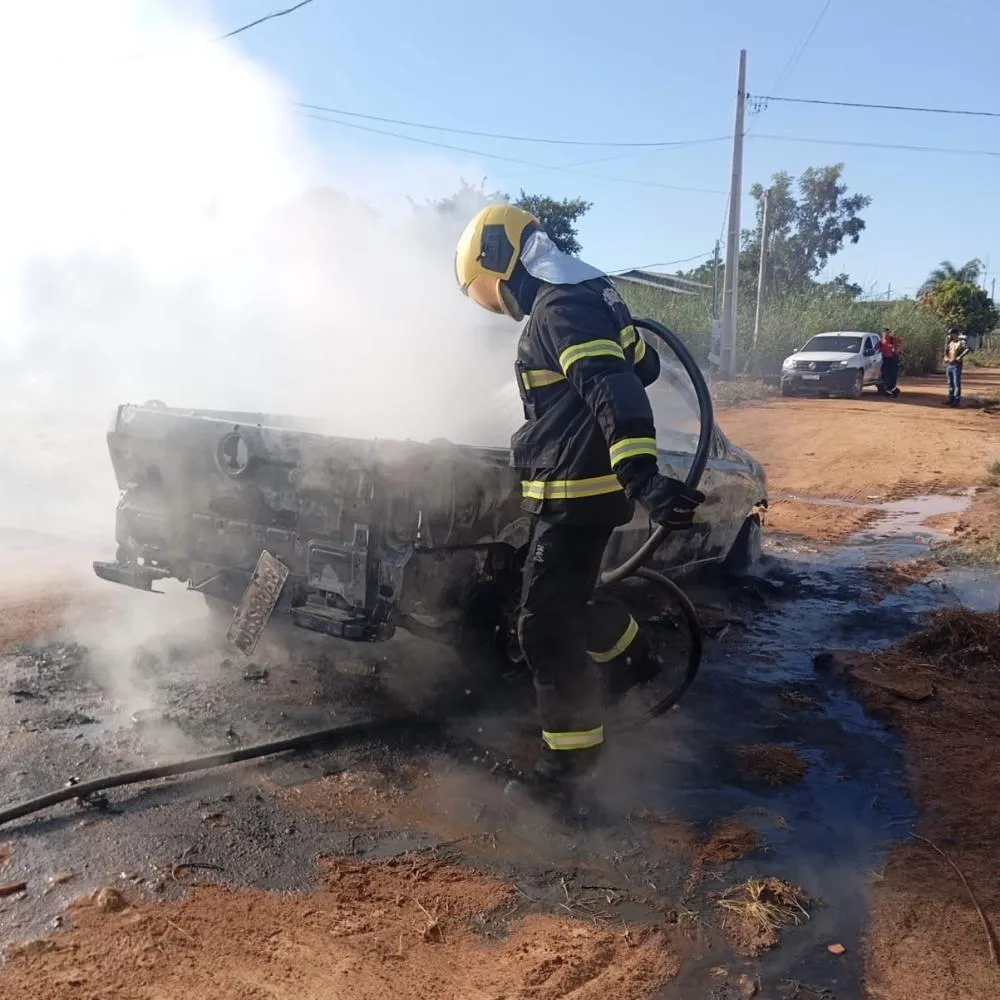 Bombeiros combatem chamas em via pública no interior de MT