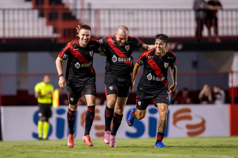 Cuiabá perde para Atlético-GO e segue sem reação